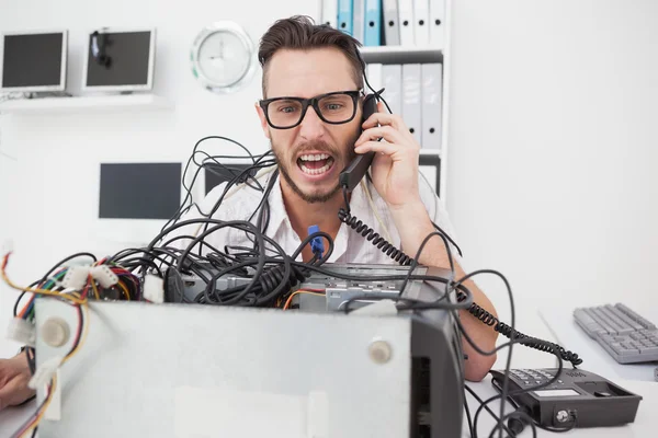 Ingegnere informatico arrabbiato fare una chiamata — Foto Stock