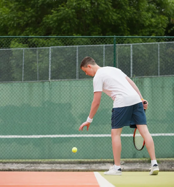 Young tennis player about to serve — Stock Photo, Image