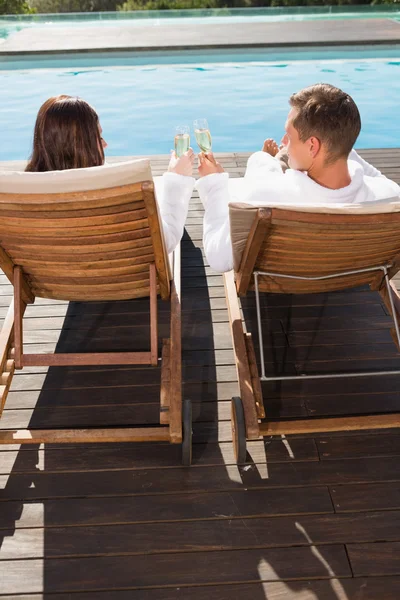 Couple toasting champagne près de la piscine — Photo