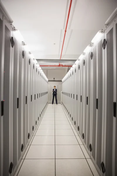 Technicien sérieux debout dans le couloir du serveur — Photo