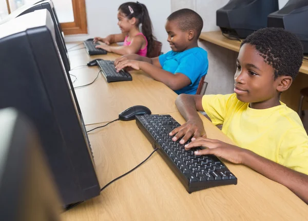 Nette Schüler im Computerunterricht — Stockfoto