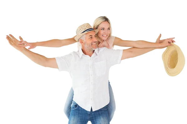 Lycklig man ge sin partner en piggy back — Stockfoto