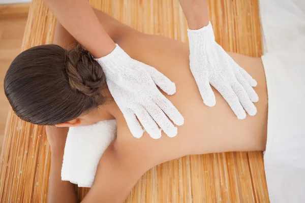 Beautiful brunette enjoying back massage — Stock Photo, Image