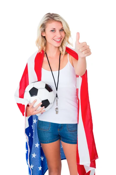 Mooie blonde voetbalfan dragen usa vlag tonen duimen omhoog — Stockfoto