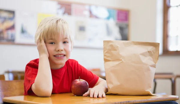 Schüler lächelt am Schreibtisch im Klassenzimmer — Stockfoto