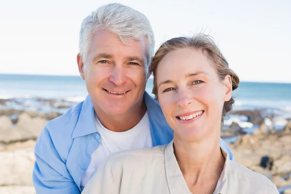Happy casual couple by the coast — Stock Photo, Image