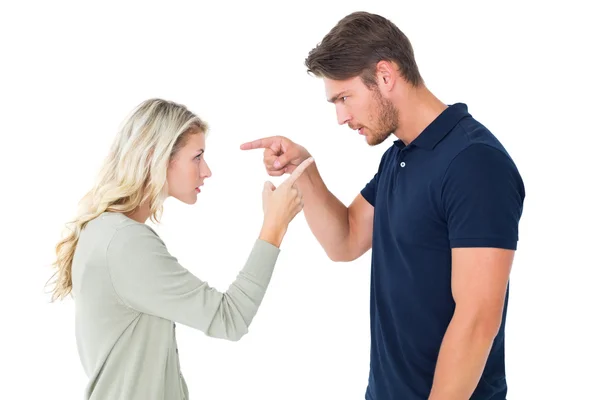 Pareja enojada enfrentándose durante la discusión — Foto de Stock