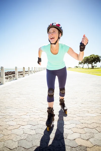 Volwassen vrouw skaten passen op de pier — Stockfoto