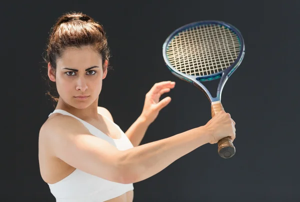 Portre raket ile kendine güvenen bayan tenis oyuncusu — Stok fotoğraf