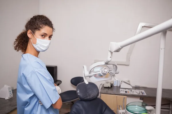 Стоматолог в хірургічній масці — стокове фото