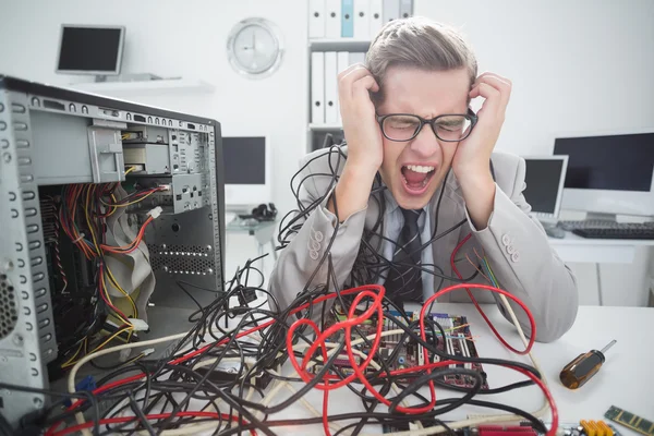 Benadrukt computer ingenieur werken — Stockfoto