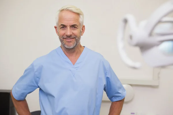 Dentista sorridente alla macchina fotografica in camice blu — Foto Stock