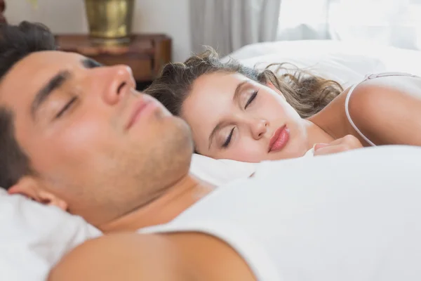 Pareja durmiendo en la cama en casa — Foto de Stock