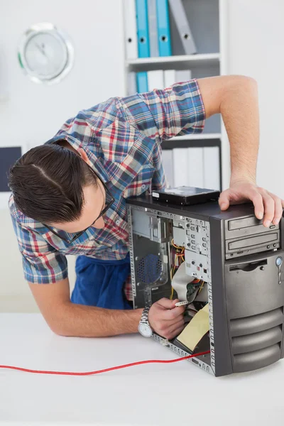 Computertechnicus werkt aan kapotte console — Stockfoto