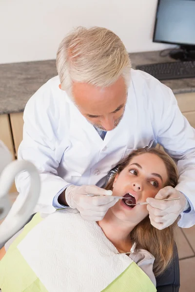 Dentista che esamina un paziente denti — Foto Stock