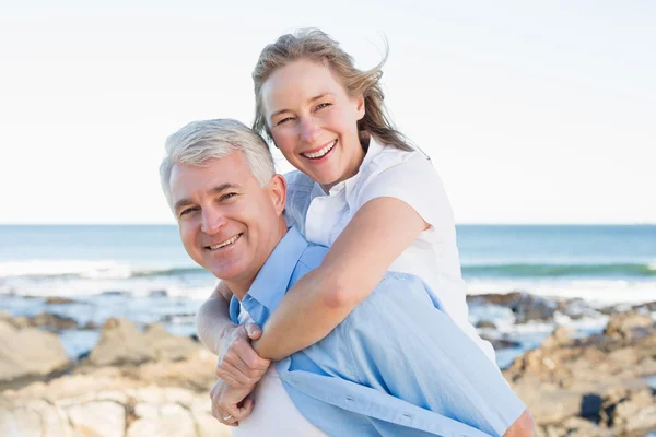 Casual couple having fun by the sea — Stock Photo, Image