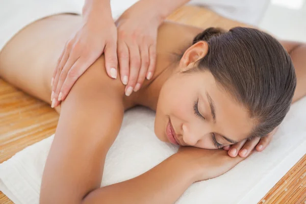 Belle brune bénéficiant d'un massage des épaules — Photo
