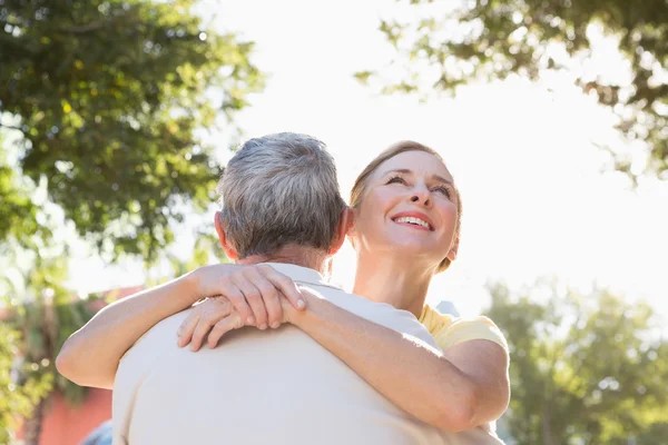 Lyckliga äldre par embracing i staden — Stockfoto