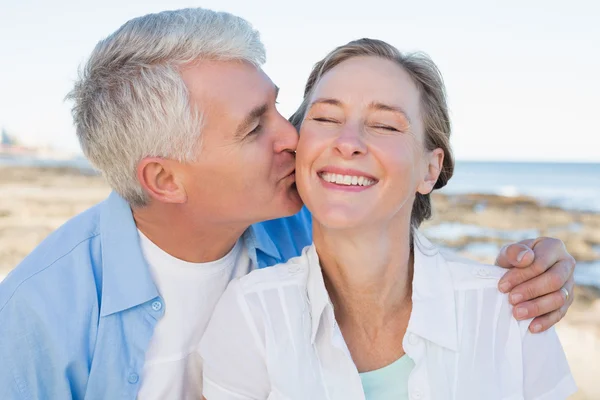 Casal se divertindo junto ao mar — Fotografia de Stock