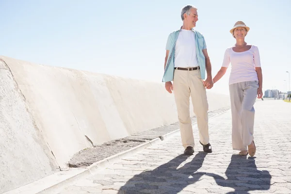Šťastný starší pár chůze po molu — Stock fotografie