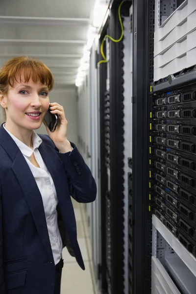 Teknisyen telefonla konuşurken gülümseyen — Stok fotoğraf