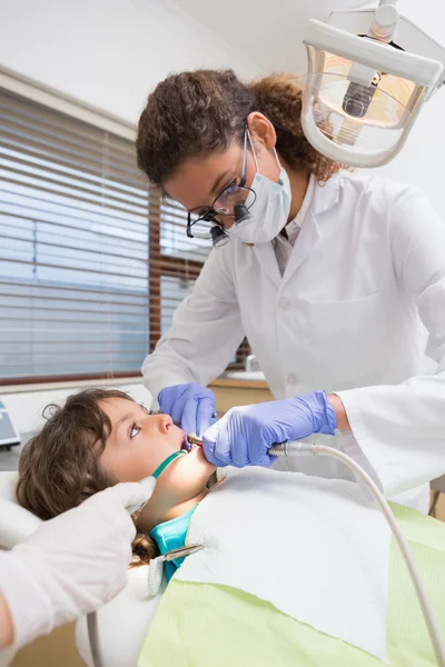 Pediatric dentist examining a little boys teeth in the dentists — Stock Photo, Image