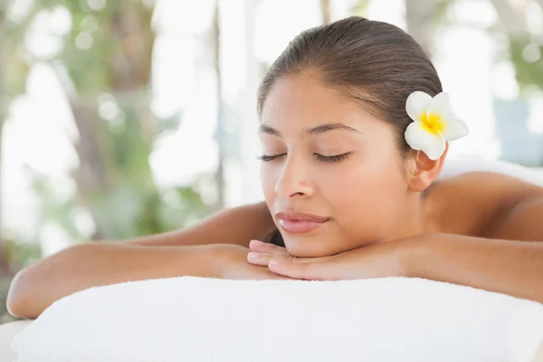 Brünette relaxen auf massagetisch — Stockfoto