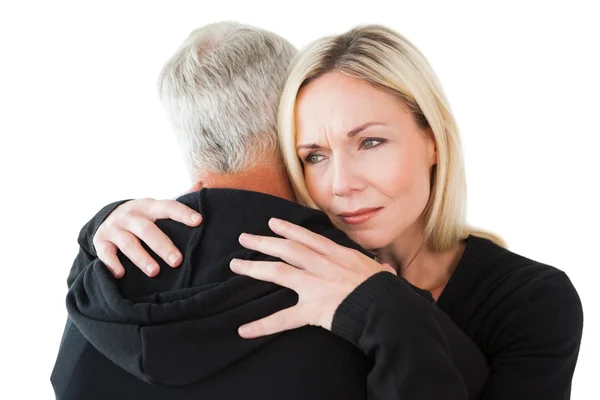 Emotionele vrouw knuffelen haar partner — Stockfoto