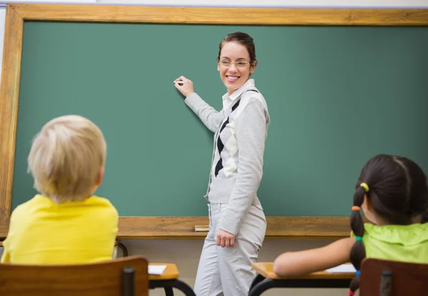 Läraren skriver på tavlan — Stockfoto