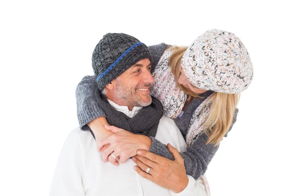 Casal feliz na moda de inverno abraçando — Fotografia de Stock