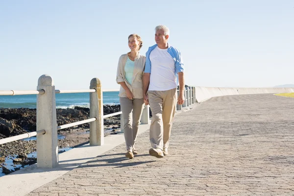 Feliz pareja casual caminando por la costa —  Fotos de Stock