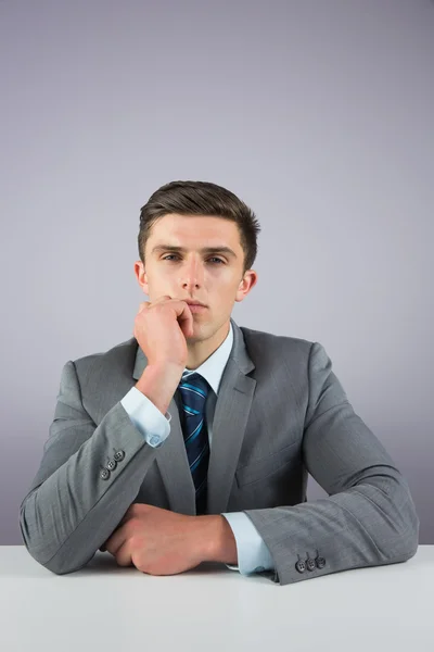 Hombre de negocios serio sentado en el escritorio — Foto de Stock