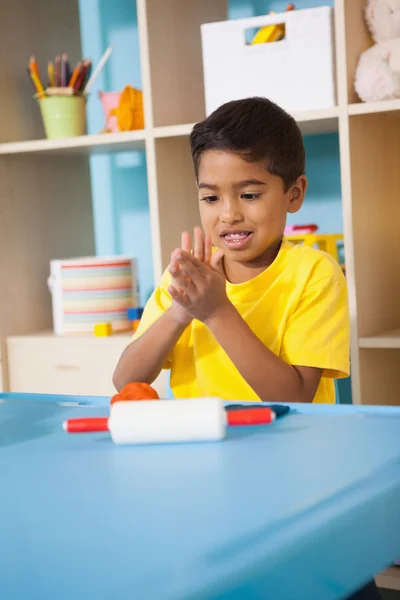 Kleine jongen spelen met klei modellering — Stockfoto