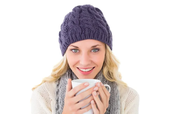 Pretty blonde in winter fashion holding mug — Stock Photo, Image