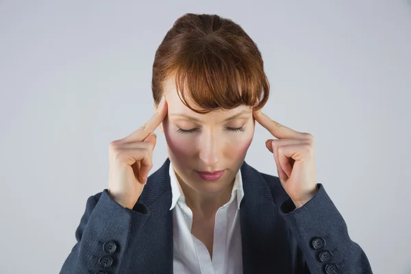 Mujer de negocios estresada con dolor de cabeza —  Fotos de Stock