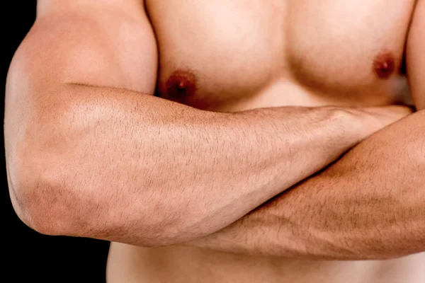 Hombre musculoso sin camisa con los brazos cruzados — Foto de Stock