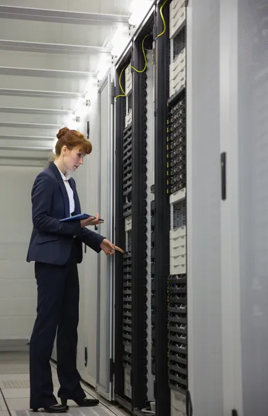 Tekniker arbetar på servrar med hjälp av TabletPC — Stockfoto