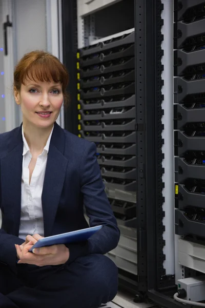 Glücklicher Techniker auf dem Boden sitzend — Stockfoto