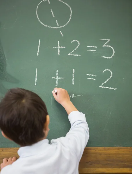 Eleven skriver matematik på svarta tavlan — Stockfoto