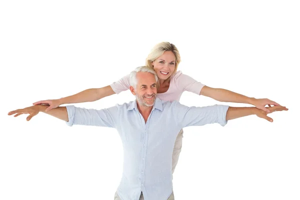 Улыбающаяся пара, позирующая с поднятыми руками — стоковое фото