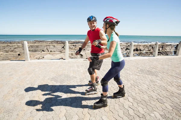 Apto casal maduro patinagem no cais — Fotografia de Stock