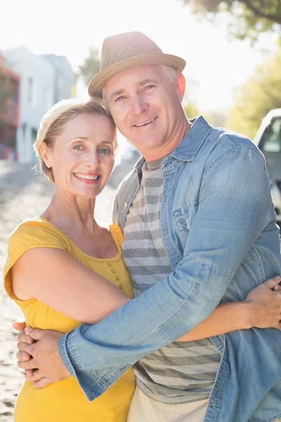 Feliz pareja madura sonriendo a la cámara en la ciudad —  Fotos de Stock