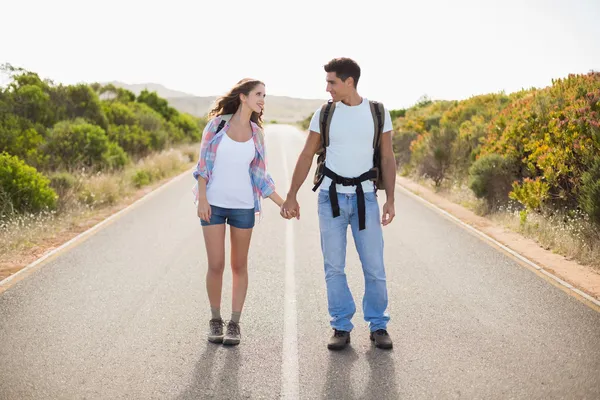 Par stående på landsbygden road — Stockfoto