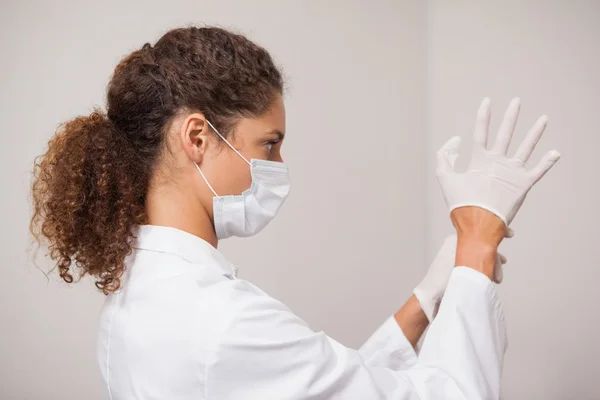 Zahnarzt zieht OP-Handschuhe an — Stockfoto