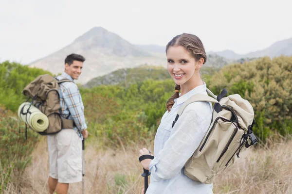 Hiking couple walking on countryside landscape — Stock Photo, Image