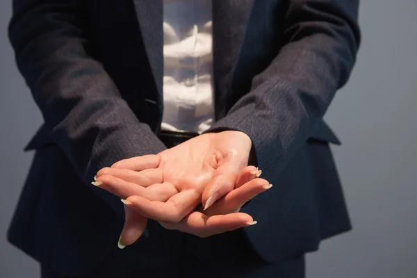 Geschäftsfrau im Anzug hält die Hände aus — Stockfoto