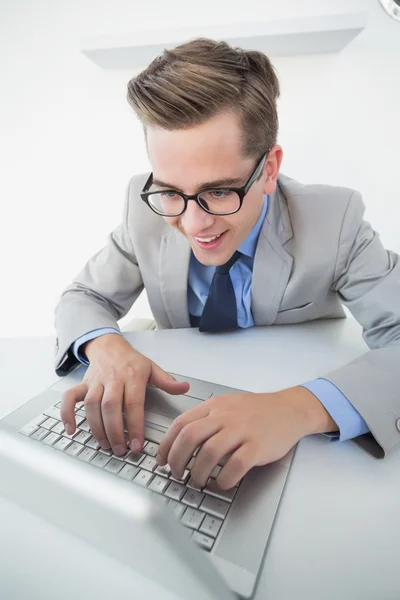 Opgewonden zakenman die op laptop werkt — Stockfoto