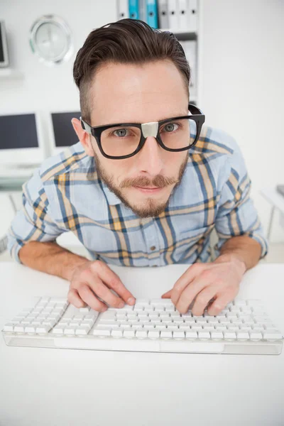 Nerdiger Geschäftsmann arbeitet am Computer — Stockfoto