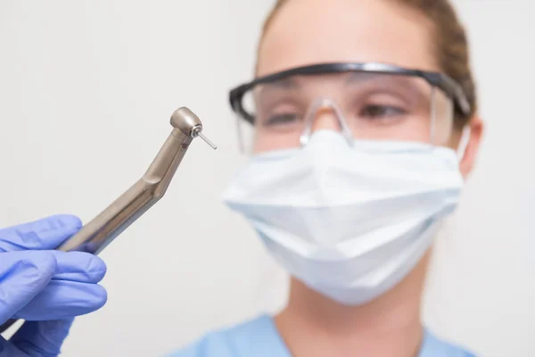 Dentista en máscara quirúrgica — Foto de Stock