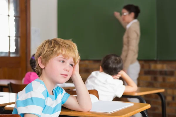 Pupil not paying attention in classroom — Stock Photo, Image